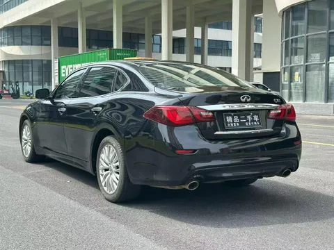 Infiniti Q70