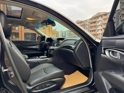 Infiniti Q70
