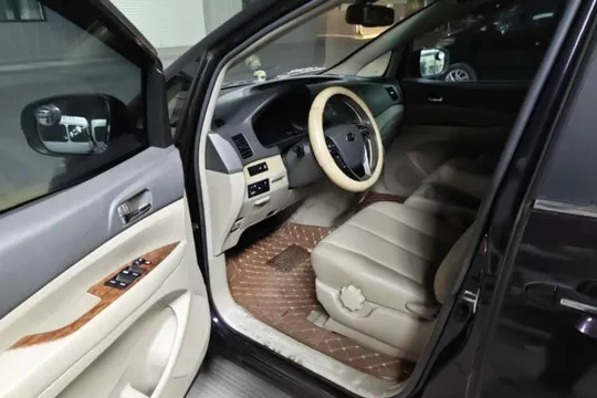 BYD M6