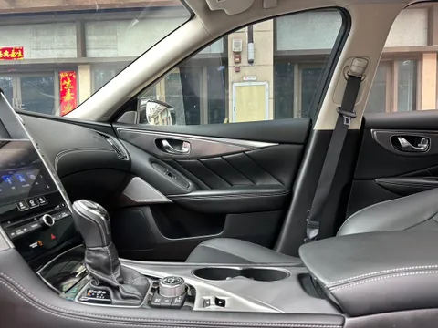 Infiniti Q50L