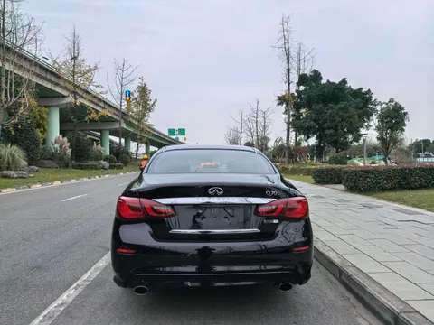 Infiniti Q70