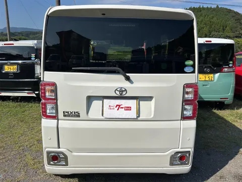Toyota Pixis Mega