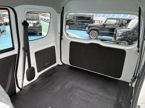 Nissan Clipper Van