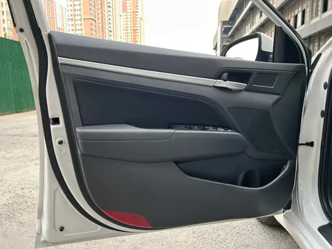 Hyundai Elantra (Avante)