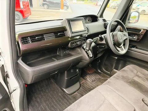 Honda N-BOX Custom