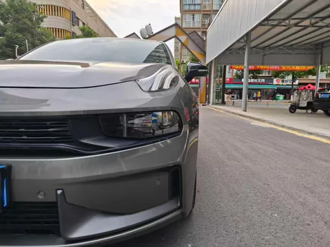 Lynk & Co 03