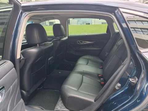 Infiniti Q70