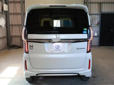 Honda N-BOX Custom