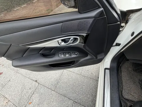 Infiniti Q70
