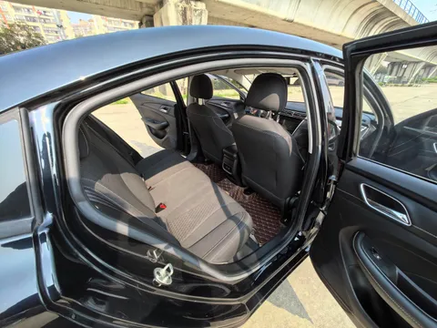 Roewe i5