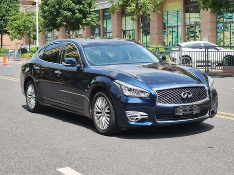 Infiniti Q70