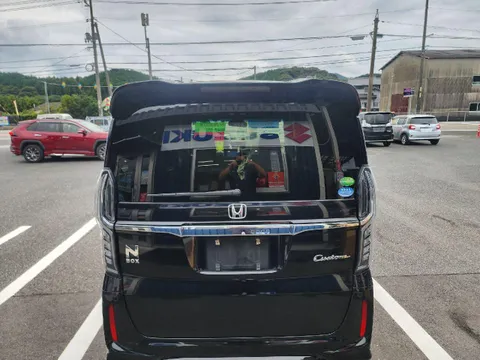 Honda N-BOX Custom