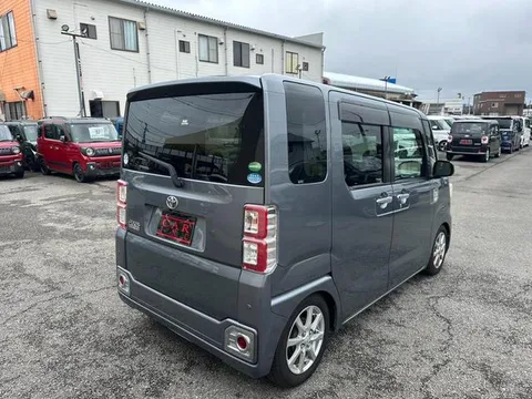 Toyota Pixis Mega