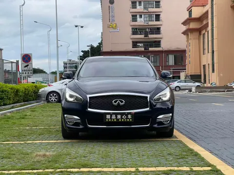 Infiniti Q70