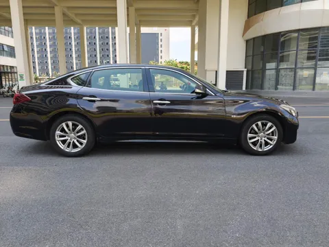 Infiniti Q70