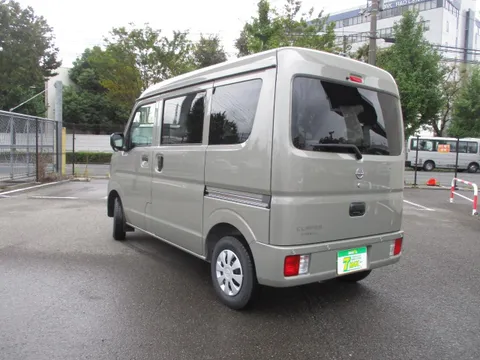 Nissan Clipper Van