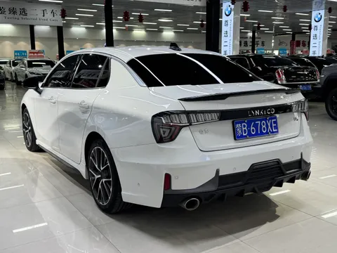 Lynk & Co 03