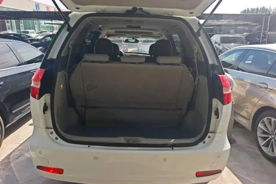 BYD M6