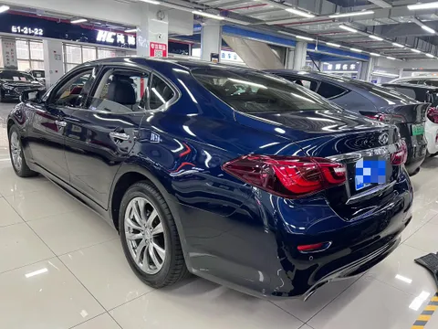 Infiniti Q70
