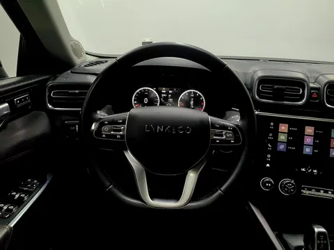 Lynk & Co 02