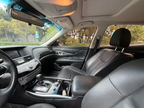 Infiniti Q70