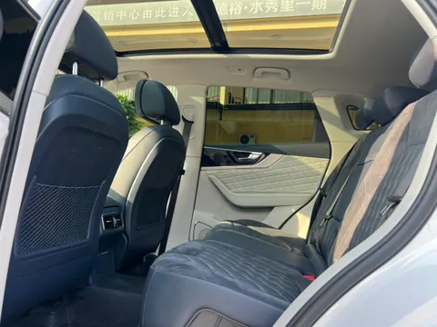 Hongqi HS5