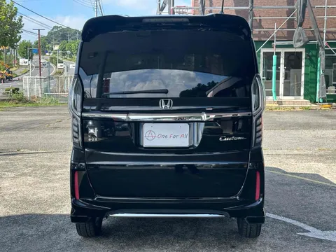 Honda N-BOX Custom