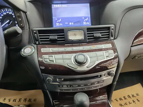 Infiniti Q70