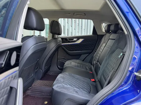 Hongqi HS5