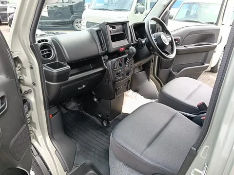 Nissan Clipper Van