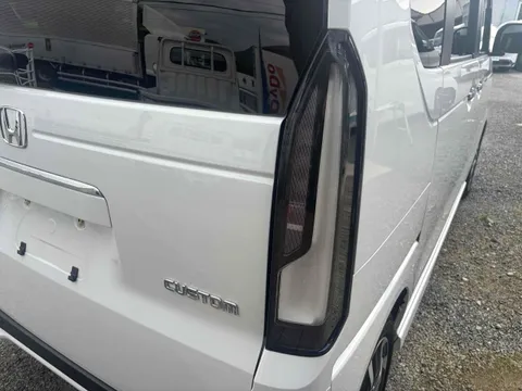 Honda N-BOX Custom