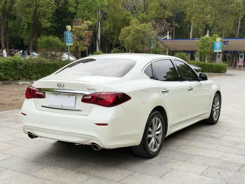 Infiniti Q70