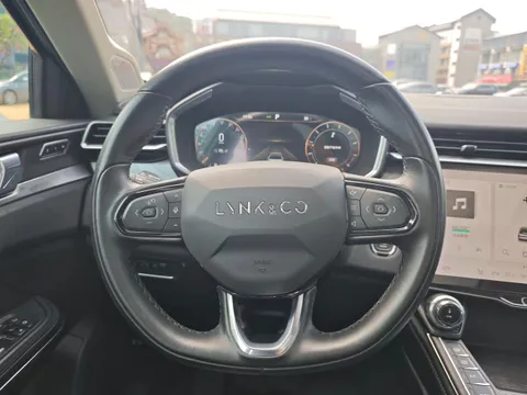 Lynk & Co 01