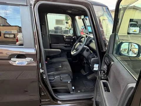 Honda N-BOX Custom