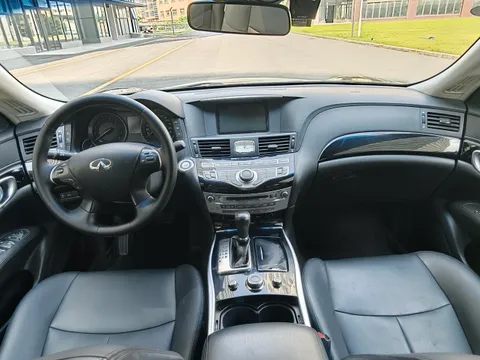 Infiniti Q70