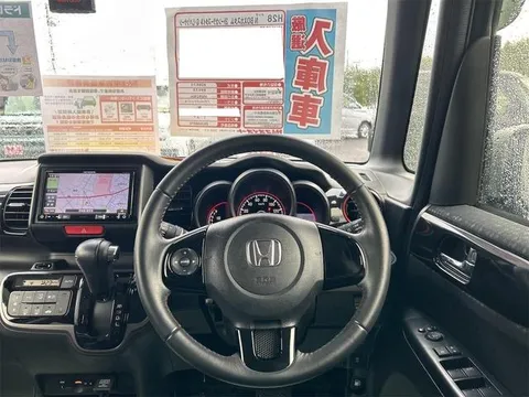 Honda N-BOX Custom