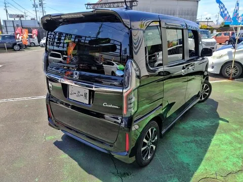 Honda N-BOX Custom