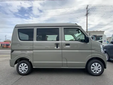 Nissan Clipper Van
