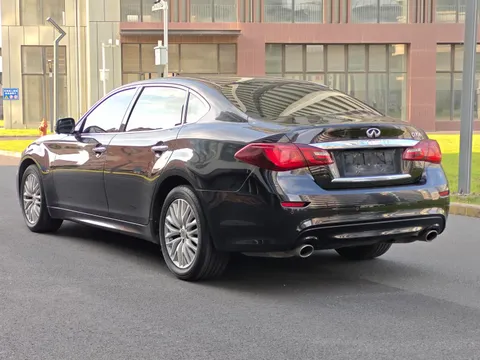 Infiniti Q70