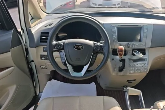BYD M6