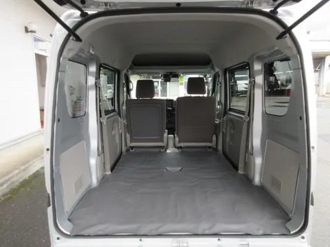 Nissan Clipper Van