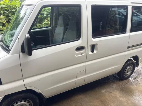 Nissan Clipper Van