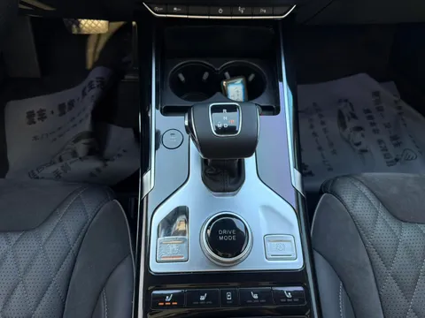 Hongqi HS5