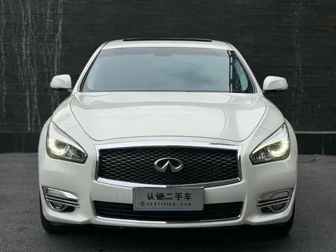 Infiniti Q70