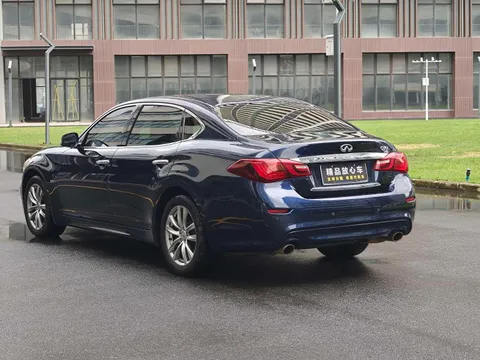 Infiniti Q70