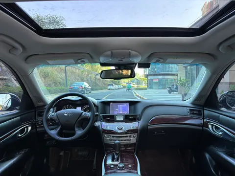Infiniti Q70