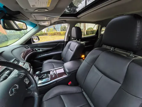 Infiniti Q70