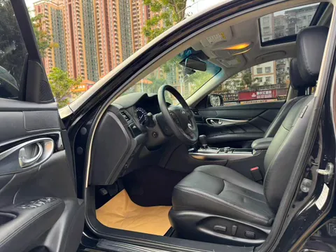 Infiniti Q70