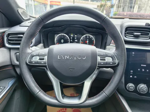 Lynk & Co 03