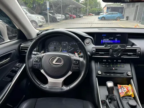 Lexus IS